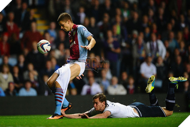 15 tai nạn bóng đá vừa thốn, vừa buồn cười ngay trên sân cỏ - Ảnh 11.