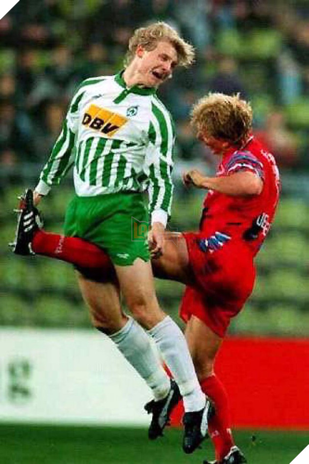 15 tai nạn bóng đá vừa thốn, vừa buồn cười ngay trên sân cỏ - Ảnh 13.