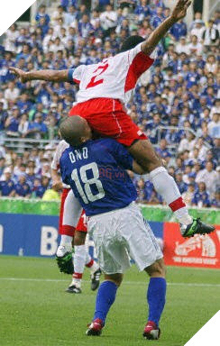 15 tai nạn bóng đá vừa thốn, vừa buồn cười ngay trên sân cỏ - Ảnh 15.