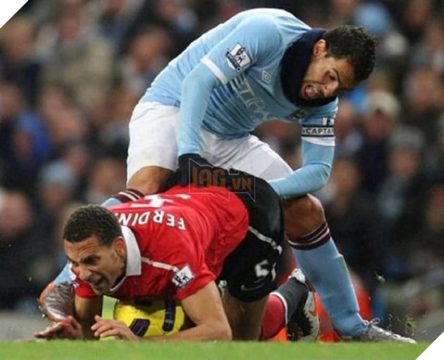 15 tai nạn bóng đá vừa thốn, vừa buồn cười ngay trên sân cỏ - Ảnh 21.