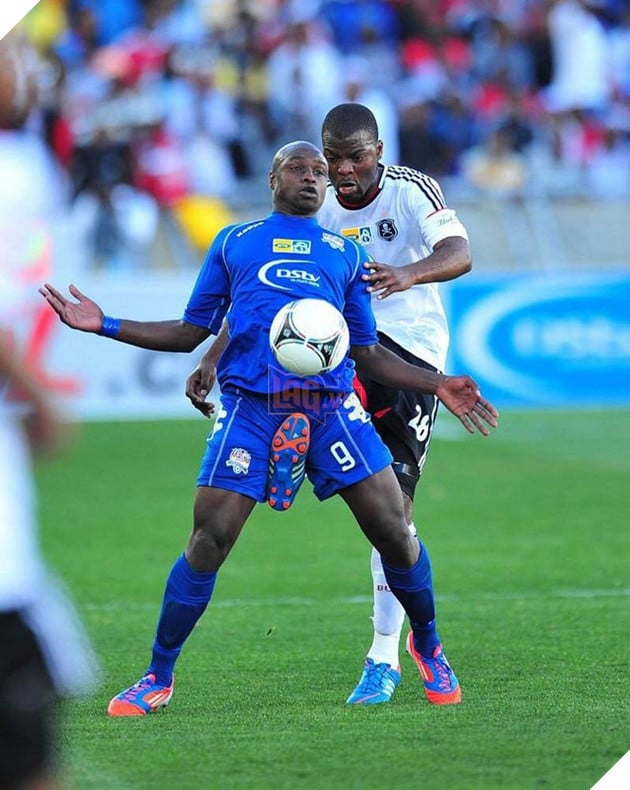 15 tai nạn bóng đá vừa thốn, vừa buồn cười ngay trên sân cỏ - Ảnh 27.