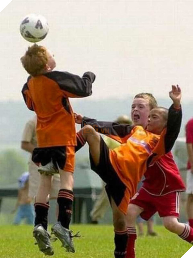 15 tai nạn bóng đá vừa thốn, vừa buồn cười ngay trên sân cỏ - Ảnh 29.