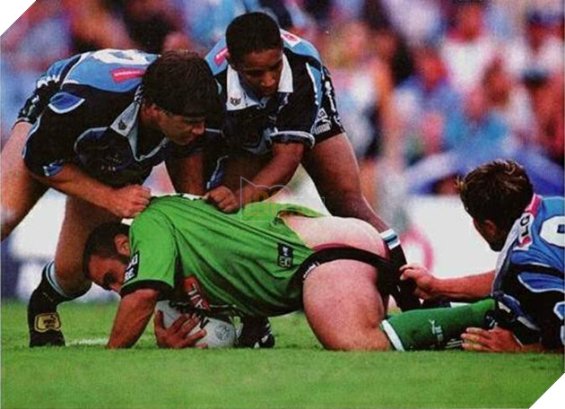 15 tai nạn bóng đá vừa thốn, vừa buồn cười ngay trên sân cỏ - Ảnh 31.