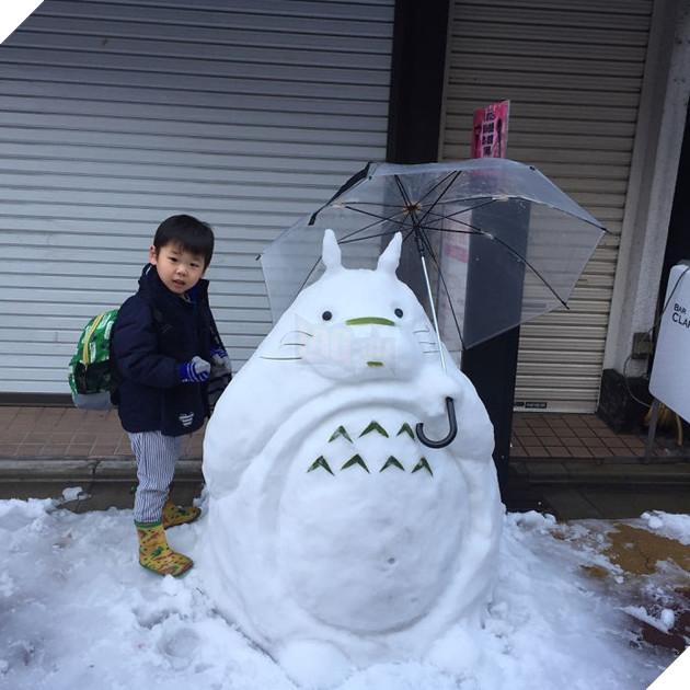 Tuyết rơi dày kỷ lục ở Nhật Bản, người dân đã vô tình tạc nên những bức tượng đẹp tới không ngờ - Ảnh 1.