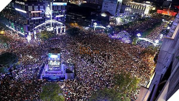 Phố đi bộ Nguyễn Huệ sẽ lại chật kín người dân cổ vũ U-23 Việt Nam. Trong ảnh, người dân chào đón năm mới 2018 tại phố đi bộ Nguyễn Huệ. ẢNH: HOÀNG GIANG