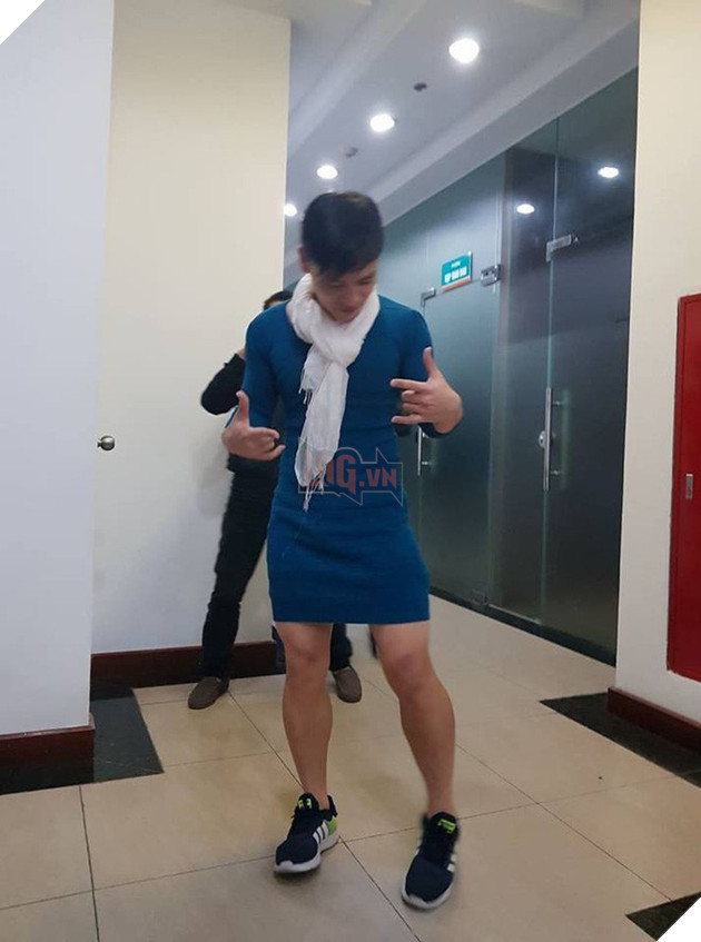 Người đàn ông mặc váy đi làm vì U23 thắng bán kết: Con gái khóc ré lên khi thấy bố! - Ảnh 1.