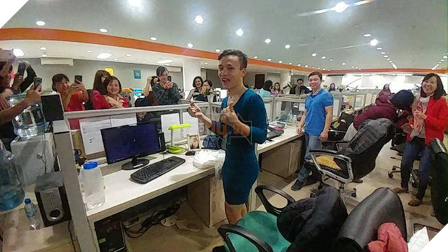 Người đàn ông mặc váy đi làm vì U23 thắng bán kết: Con gái khóc ré lên khi thấy bố! - Ảnh 2.