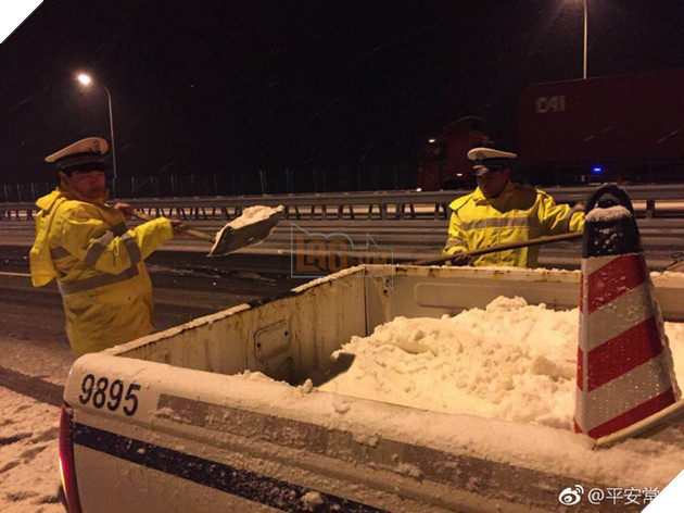 Chưa bao giờ nh&#236;n tuyết rơi m&#224; người h&#226;m mộ lại ng&#225;n ngẩm, thương cho c&#225;c ch&#224;ng trai U23 Việt Nam đến vậy - Ảnh 5.