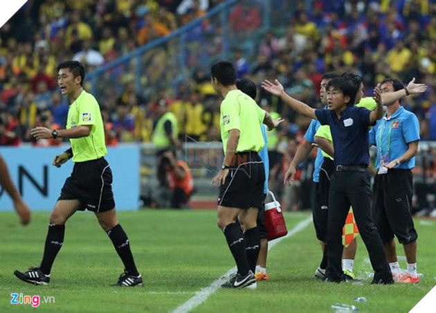 Trong tai xu ep DT Viet Nam o AFF Cup 2014 bat tran chung ket U23 hinh anh 2