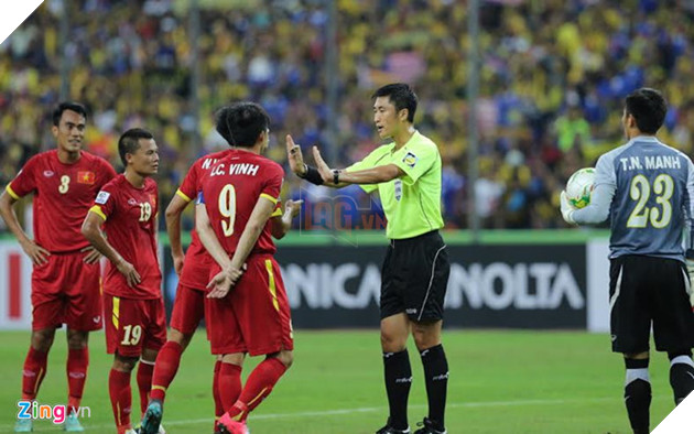 Trong tai xu ep DT Viet Nam o AFF Cup 2014 bat tran chung ket U23 hinh anh 1