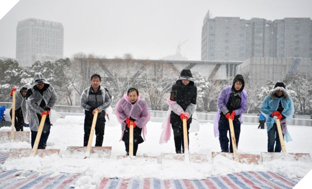 Trung Quốc huy động 300 người dọn tuyết trước trận chung kết U23 châu Á - Ảnh 1.