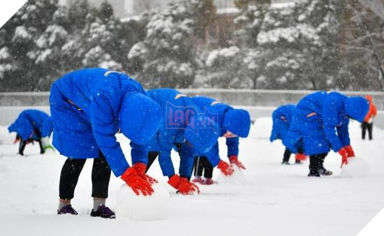 Trung Quốc huy động 300 người dọn tuyết trước trận chung kết U23 châu Á - Ảnh 3.