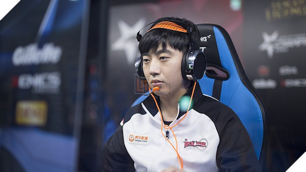 
Trong suốt trận đấu, vẻ mặt Score luôn rất căng thẳng
