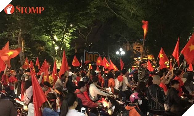 Không khí ăn mừng chiến thắng vui như hội của fan bóng đá Việt Nam tràn ngập trên báo Singapore - Ảnh 1.