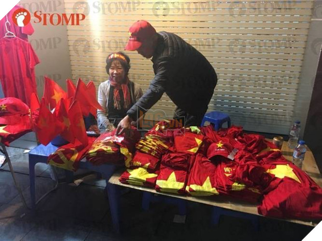 Không khí ăn mừng chiến thắng vui như hội của fan bóng đá Việt Nam tràn ngập trên báo Singapore - Ảnh 2.