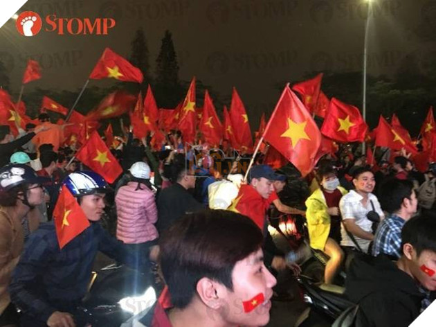 Không khí ăn mừng chiến thắng vui như hội của fan bóng đá Việt Nam tràn ngập trên báo Singapore - Ảnh 3.