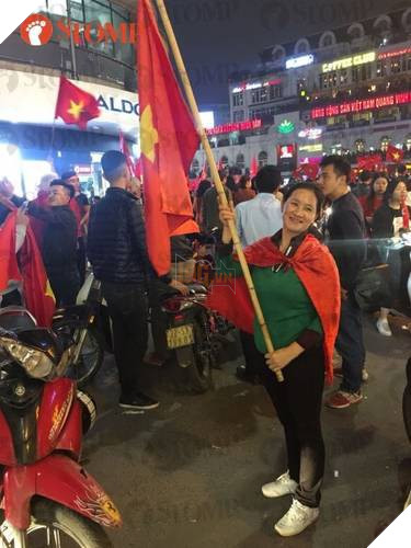 Không khí ăn mừng chiến thắng vui như hội của fan bóng đá Việt Nam tràn ngập trên báo Singapore - Ảnh 5.