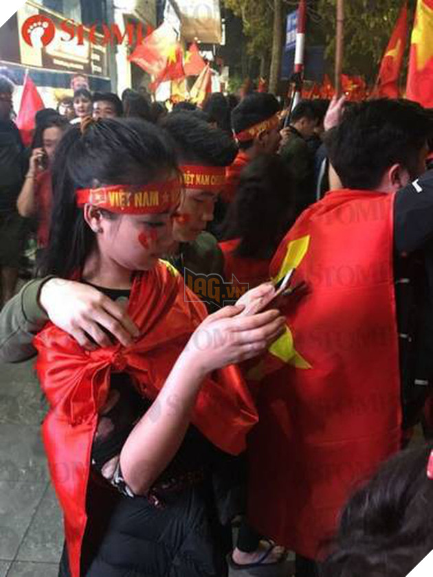 Kh&#244;ng kh&#237; ăn mừng chiến thắng &quot;vui như hội&quot; của fan b&#243;ng đ&#225; Việt Nam tr&#224;n ngập tr&#234;n b&#225;o Singapore - Ảnh 4.