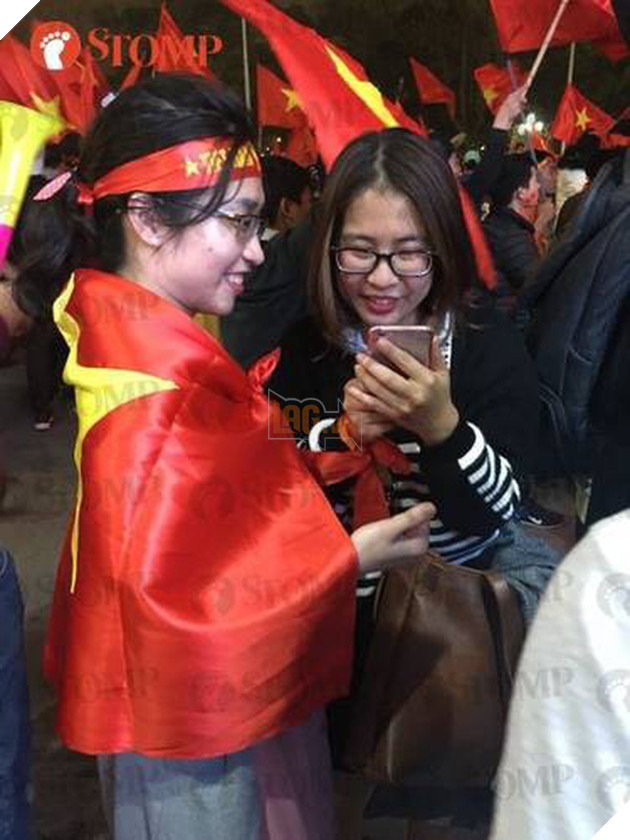 Kh&#244;ng kh&#237; ăn mừng chiến thắng &quot;vui như hội&quot; của fan b&#243;ng đ&#225; Việt Nam tr&#224;n ngập tr&#234;n b&#225;o Singapore - Ảnh 4.