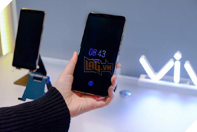 Vivo X20 Plus UD màn hình nhúng cảm biến vân tay sẵn sàng 'lên kệ'