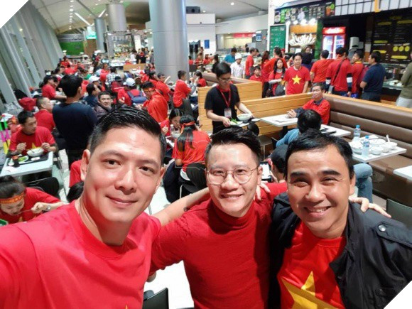 Clip: Bình Minh và dàn sao Việt hào hứng bay sang Trung Quốc lúc 4 giờ sáng để kịp cổ vũ U23 Việt Nam - Ảnh 2.