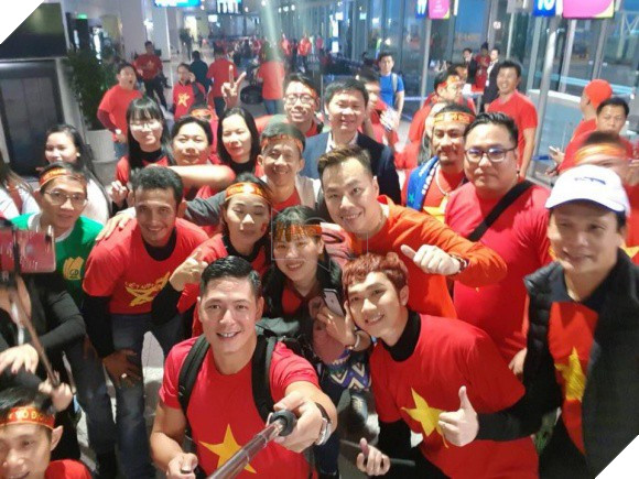 Clip: Bình Minh và dàn sao Việt hào hứng bay sang Trung Quốc lúc 4 giờ sáng để kịp cổ vũ U23 Việt Nam - Ảnh 3.