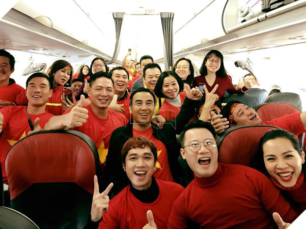Clip: Bình Minh và dàn sao Việt hào hứng bay sang Trung Quốc lúc 4 giờ sáng để kịp cổ vũ U23 Việt Nam - Ảnh 5.
