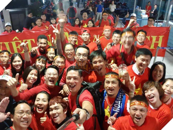 Clip: Bình Minh và dàn sao Việt hào hứng bay sang Trung Quốc lúc 4 giờ sáng để kịp cổ vũ U23 Việt Nam - Ảnh 6.