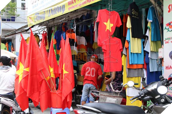 Khắp các cửa hàng tràn ngập sắc đỏ Việt Nam