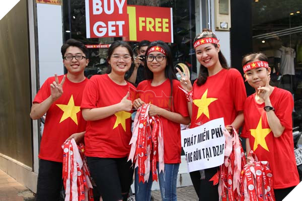 Các bạn trẻ tại Dzap Store phát băng đeo đầu miễn phí ủng hộ U23 VIệt Nam