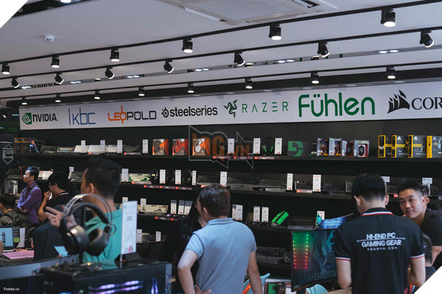 Việt Nam chính thức có "siêu thị" dành riêng cho game thủ, vào chơi thử chán chê rồi mới chọn mua