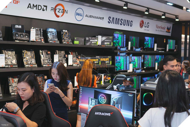 Việt Nam chính thức có "siêu thị" dành riêng cho game thủ, vào chơi thử chán chê rồi mới chọn mua