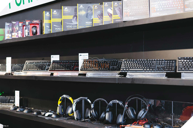 Việt Nam chính thức có "siêu thị" dành riêng cho game thủ, vào chơi thử chán chê rồi mới chọn mua