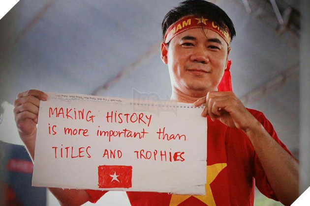 Cười vỡ bụng với nghìn lẻ một khẩu hiệu cổ vũ U23 Việt Nam cực ấn tượng của cổ động viên cả nước - Ảnh 2.