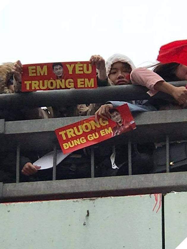 Cười vỡ bụng với nghìn lẻ một khẩu hiệu cổ vũ U23 Việt Nam cực ấn tượng của cổ động viên cả nước - Ảnh 3.