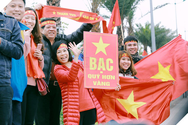 Cười vỡ bụng với nghìn lẻ một khẩu hiệu cổ vũ U23 Việt Nam cực ấn tượng của cổ động viên cả nước - Ảnh 4.