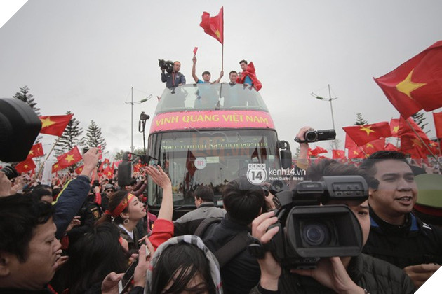 Cầu thủ Phạm Xuân Mạnh: Xong giải chỉ mừng vì có tiền cho mẹ trả nợ - Ảnh 1.