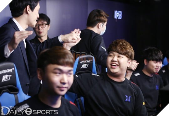 LMHT: Đánh bại dễ dàng SKT T1, siêu xạ thủ PraY bất ngờ lên tiếng chê... Peanut già