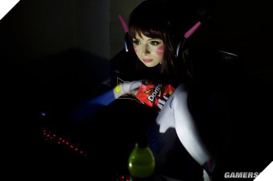 Nóng mắt với cosplay D.Va chân thon cực gợi cảm trong Overwatch