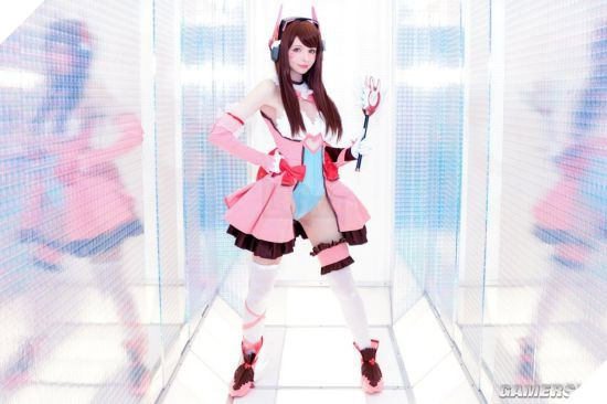 Nóng mắt với cosplay D.Va chân thon cực gợi cảm trong Overwatch