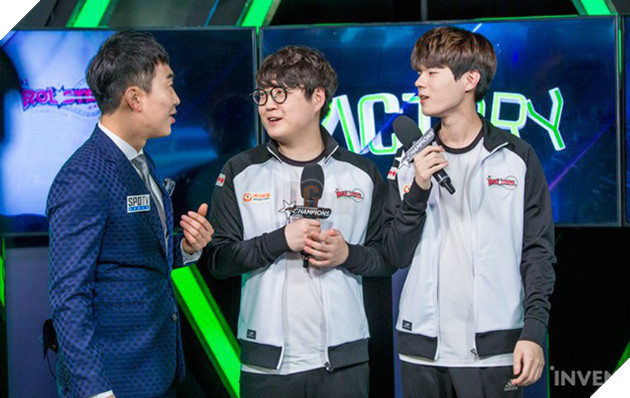 LMHT: Bộ đôi đường dưới KT Rolster nói về tầm quan trọng của Đồng Hồ Cát "lởm"