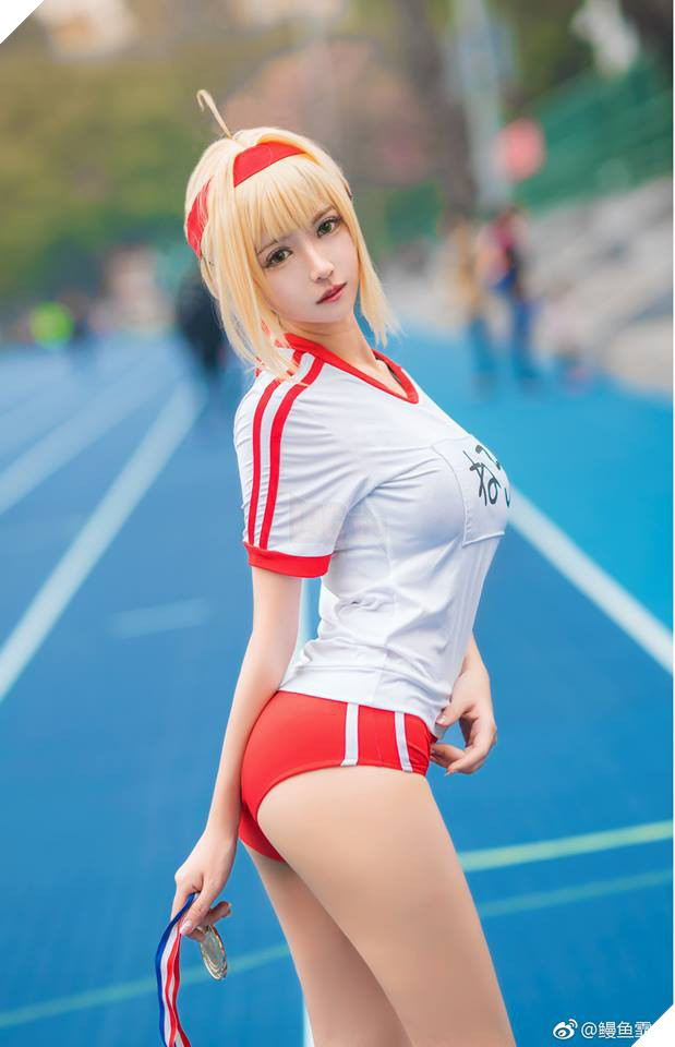 Mãn nhãn với cosplay nàng Saber siêu gợi cảm trong bộ đồng phục thể dục