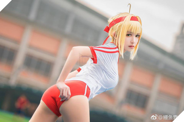 Mãn nhãn với cosplay nàng Saber siêu gợi cảm trong bộ đồng phục thể dục