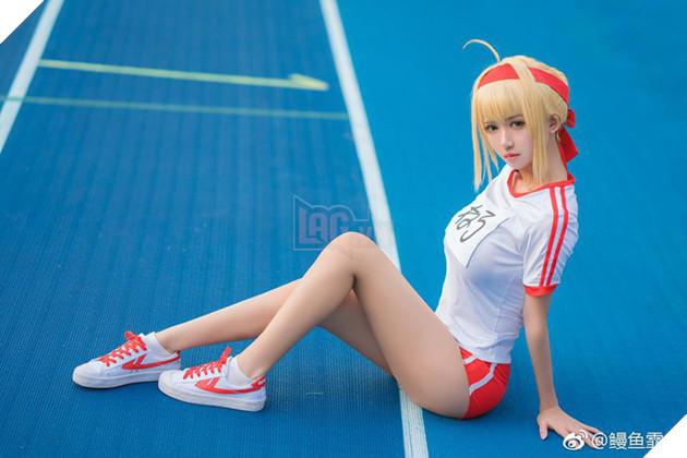 Mãn nhãn với cosplay nàng Saber siêu gợi cảm trong bộ đồng phục thể dục