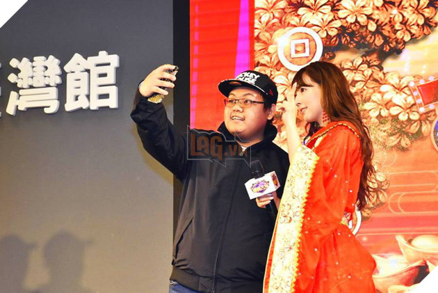 
Một nam game thủ may mắn được chụp hình với Yua Mikami tại sự kiện
