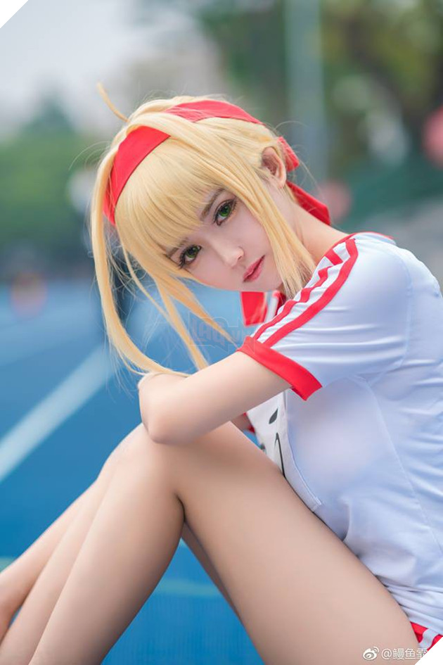 Mãn nhãn với cosplay nàng Saber siêu gợi cảm trong bộ đồng phục thể dục