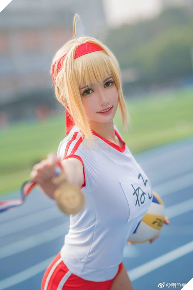 Mãn nhãn với cosplay nàng Saber siêu gợi cảm trong bộ đồng phục thể dục