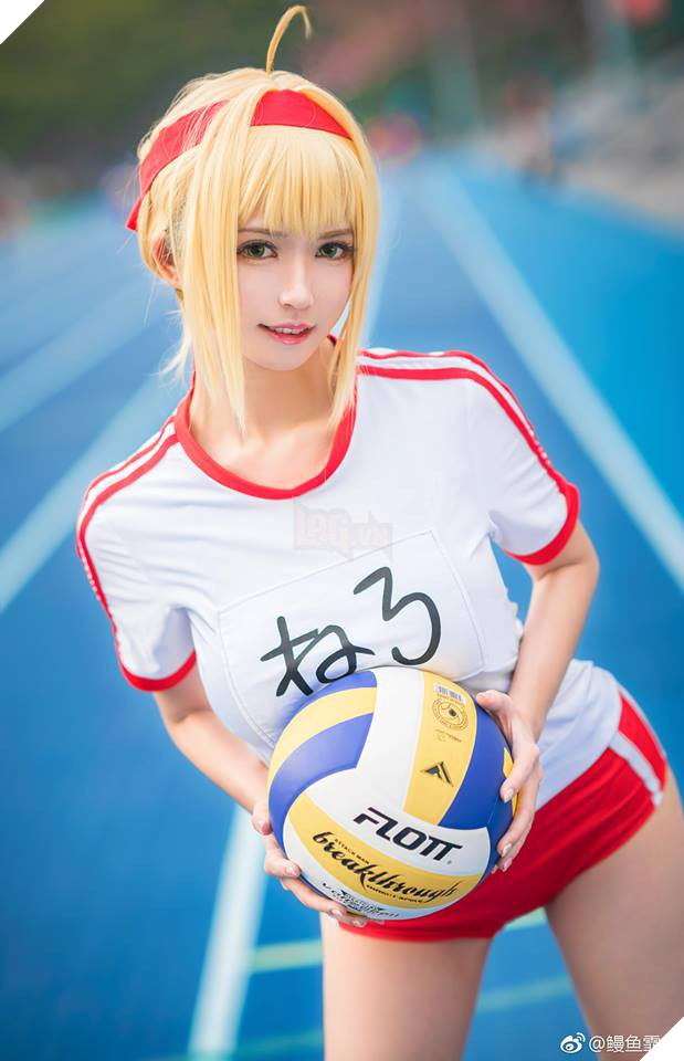 Mãn nhãn với cosplay nàng Saber siêu gợi cảm trong bộ đồng phục thể dục