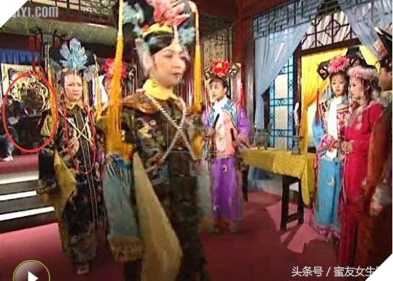 Phát lại sau 20 năm, Hoàn Châu cách cách bị khán giả soi ra nhiều sạn phim gây cười - Ảnh 4.