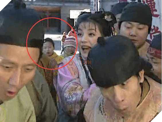 Phát lại sau 20 năm, Hoàn Châu cách cách bị khán giả soi ra nhiều sạn phim gây cười - Ảnh 6.